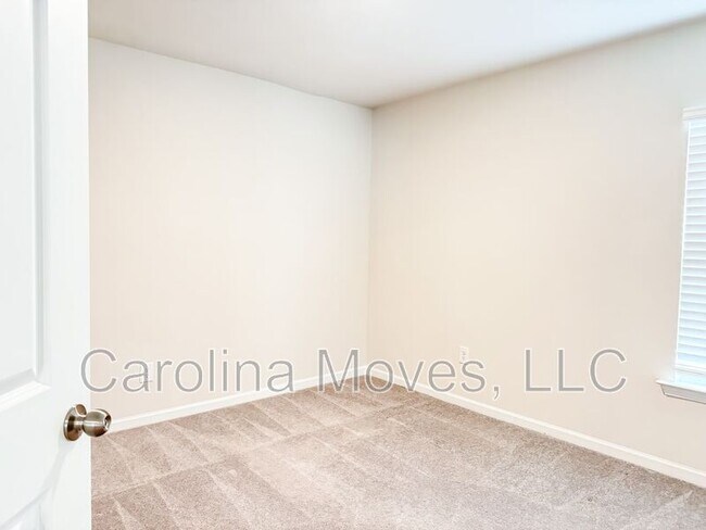 Building Photo - 19 Fennec Dr