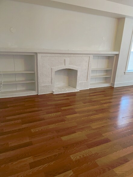 Building Photo - 6324 N Claremont Ave