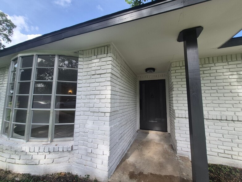 Building Photo - 10603 Hillcroft Ave