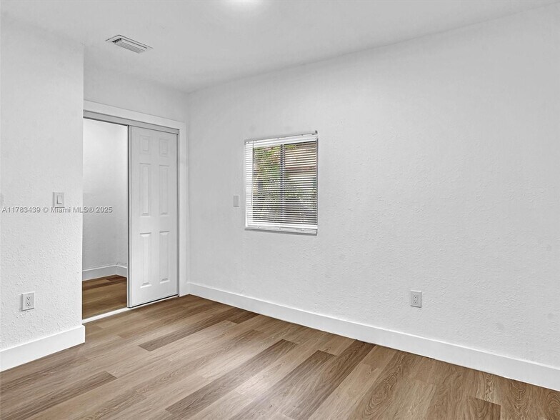 Building Photo - 470 NE 165th St