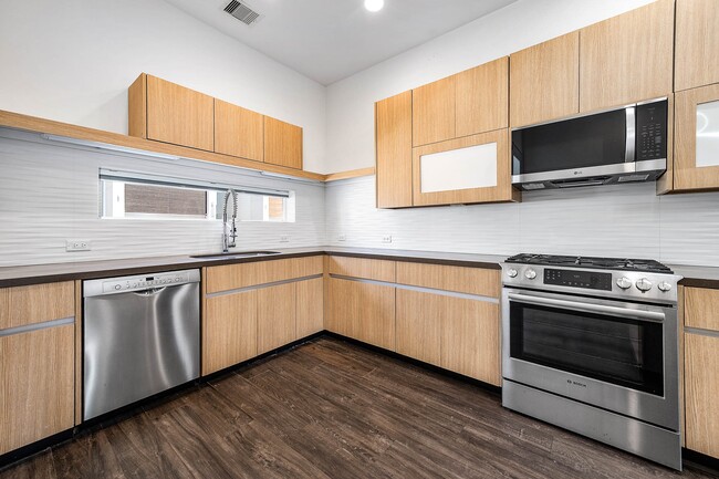 Building Photo - 5519 Paraiso Pl