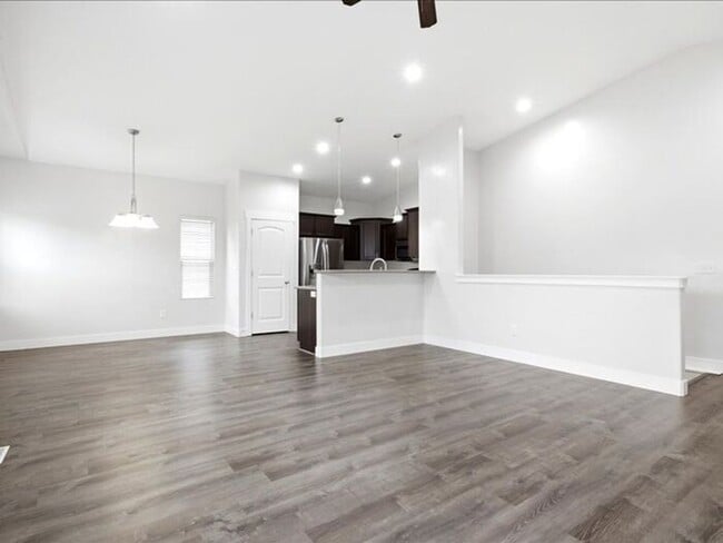 Building Photo - S Jordan-Beautiful 5 bed 3 bath family home