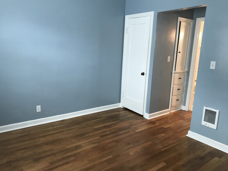 Bedroom w/ ceiling fan - 5536 N Maryland Ave