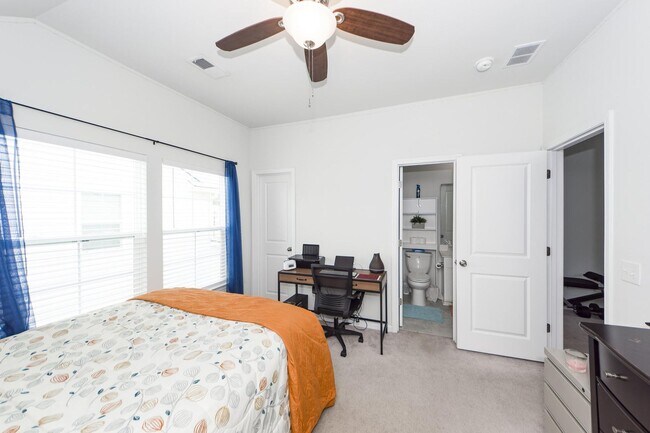 Building Photo - 4 Bedroom, 3 Bathroom home in Liberty Village - Goose Creek