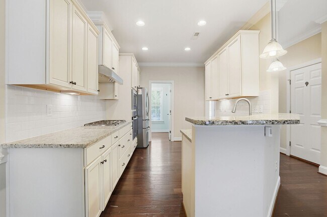 Building Photo - FIRST FLOOR MASTER BEDROOM-END UNIT-GREAT ...