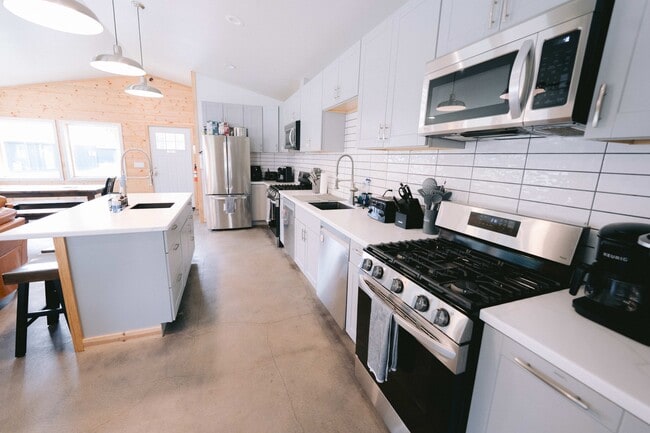 Building Photo - 48561 Rustic Ave