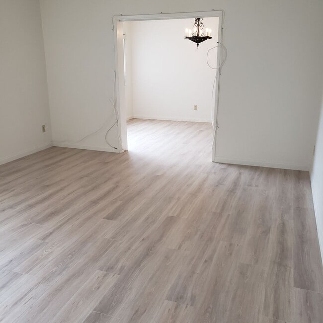 Building Photo - FANTASTIC SINGLE FAMILY RESIDENCE 4 Bedrooms, 2.5 Bathrooms HOME IN CANYON CREST!!! **((RESERVED))**