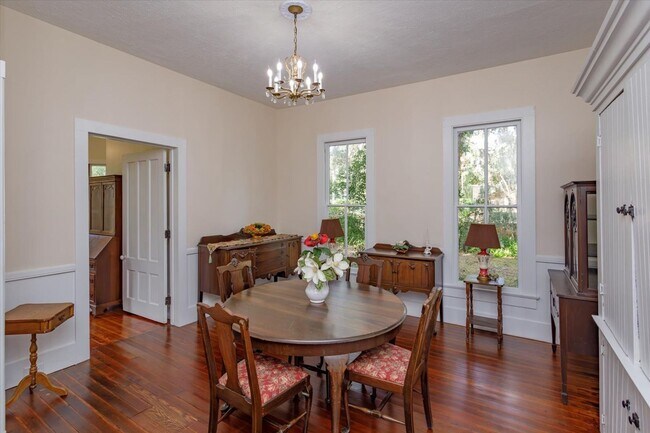 Building Photo - Mid term historic furnished rental