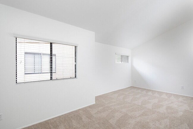Building Photo - 3 Bed/2.5 Bath PB Townhouse - Garage, W/D,...
