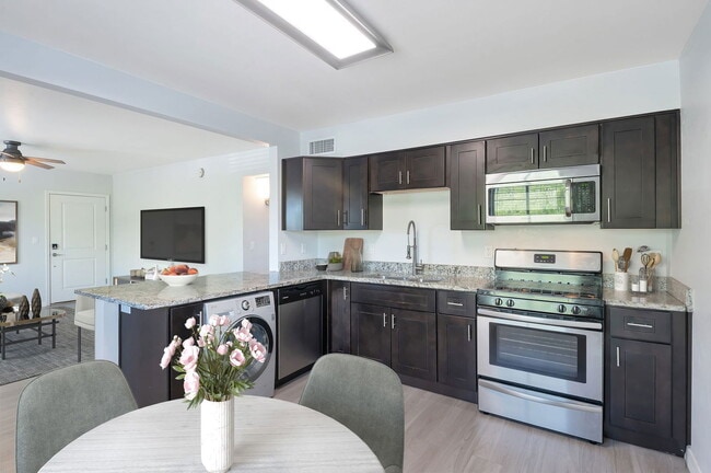 Building Photo - 838 E 9th St