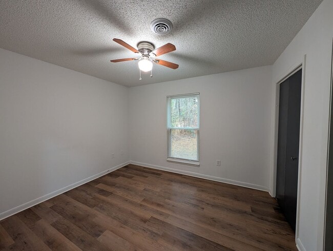 Building Photo - Black Mountain Apartment Rental-Genesis Circle