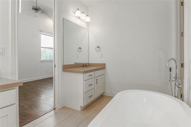 Building Photo - 611 Mazal Ln