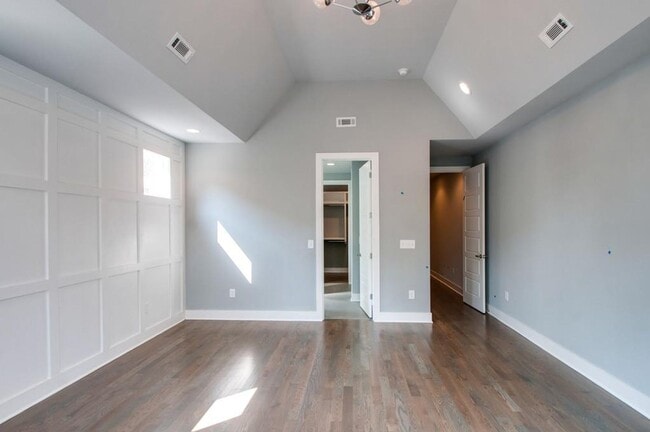 Building Photo - Stunner in the Arts District