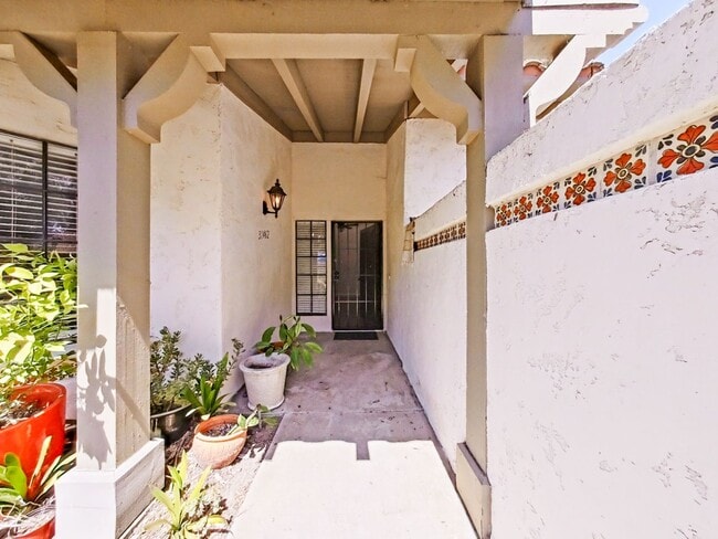 Building Photo - Charming 2-Bedroom Single-Story Furnished ...