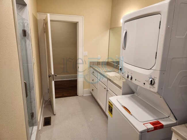 Building Photo - New Downtown Condo Feel With the Hillcrest Vibe!