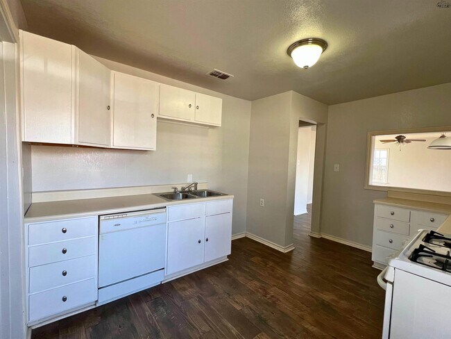 Building Photo - 405 E Spring St