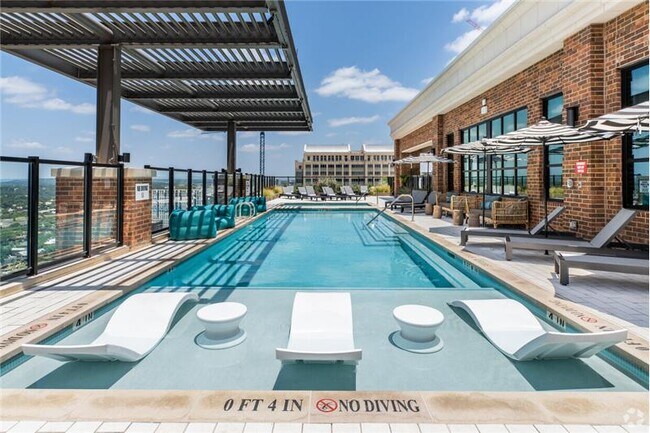 Primary Photo - 402 Guadalupe St