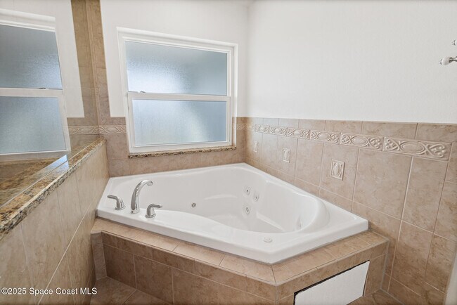 Building Photo - 156 Wilson Ave