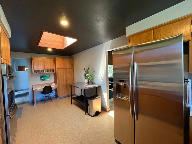 Building Photo - Midcentury modern 4-bedroom, 3-bathroom ho...