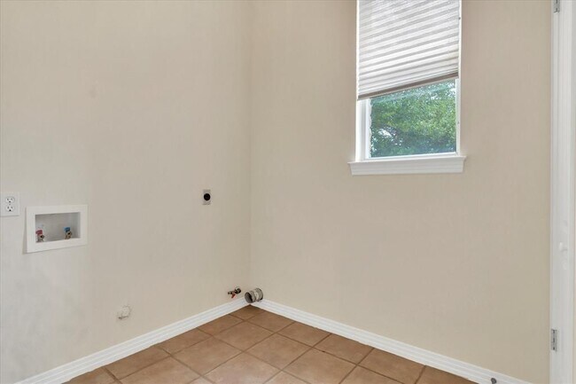 Building Photo - 5913 Mountain Villa Dr