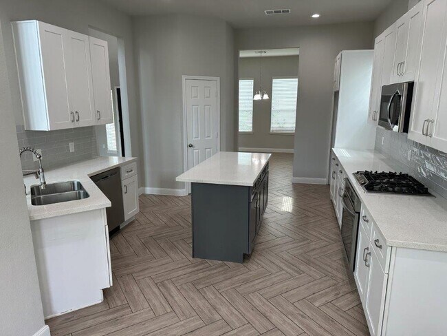 Building Photo - 16419 Lakewood Field Dr