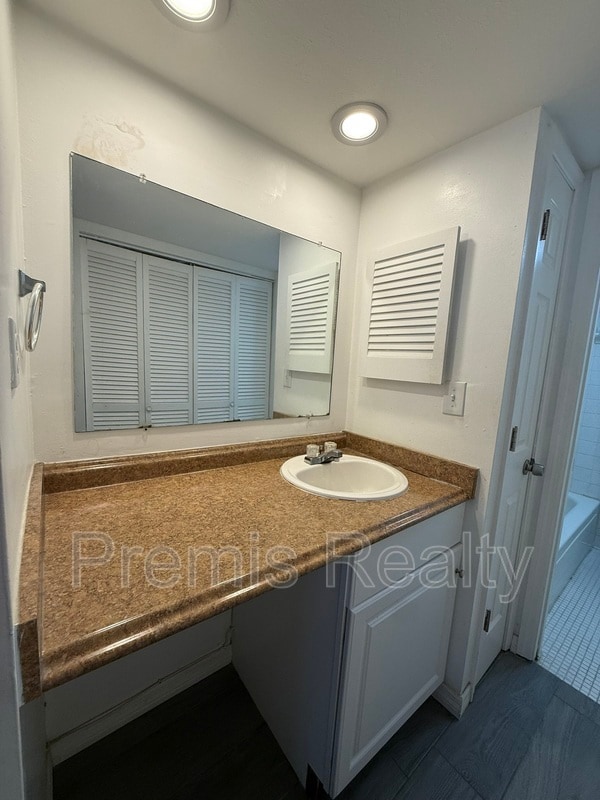 Building Photo - 1575 Greenlea Dr