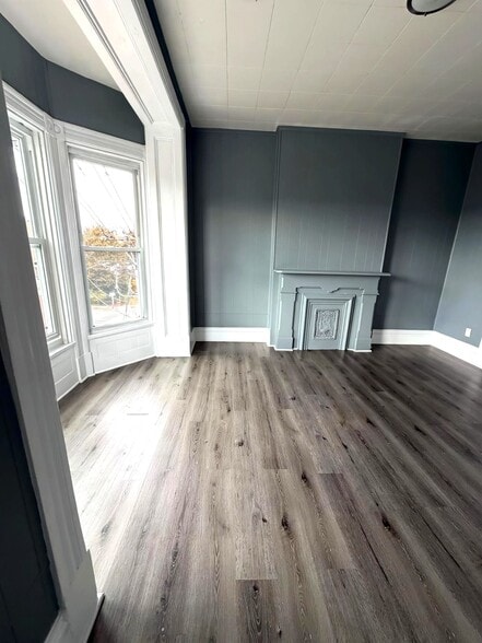 Building Photo - 204 1st St