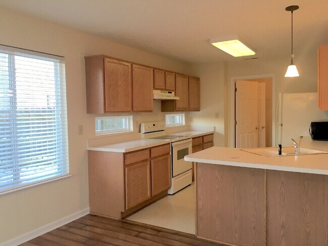 Building Photo - Welcome home to this charming 3-bedroom, 2.5-bath home with a loft in the desirable Village Pines...