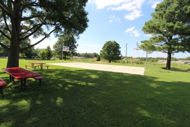 Building Photo - 1401 NE Dysart Woods Ln