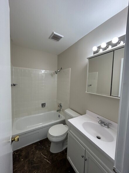 Building Photo - 555 Hill Dr