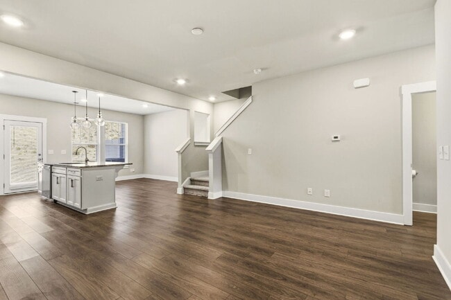 Building Photo - Craftsman 3BD Townhome Near Downtown Greenville | Garage + Granite Kitchen