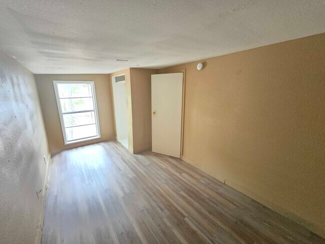 Building Photo - Affordable Living Near Bastrop