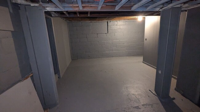 Building Photo - Welcome to this charming 3-bedroom, 1-bathroom home located in the heart of Akron