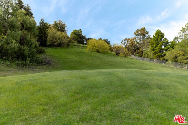 Building Photo - 5192 Parkway Calabasas