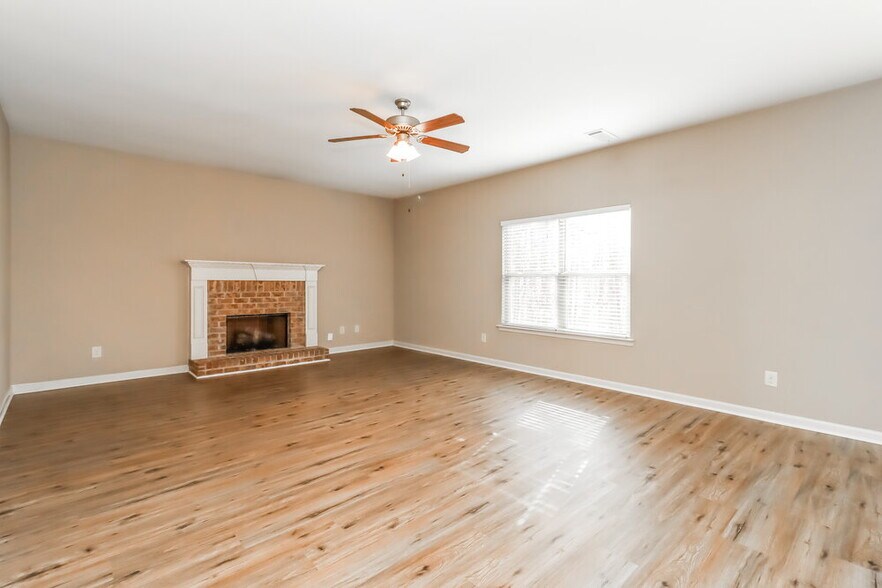 Building Photo - 284 Camellia Way