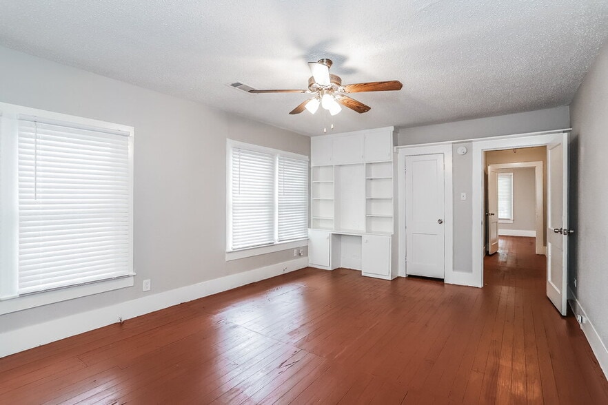 Building Photo - 522 12th Ave N