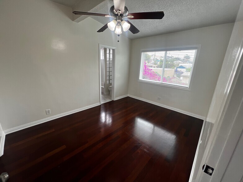 Building Photo - 323 S Francisca Ave