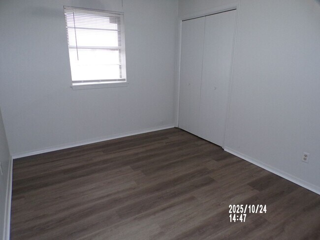 Building Photo - Very Nice home located in the Sullivan Vil...