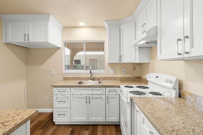 Building Photo - 940 Palm Cir