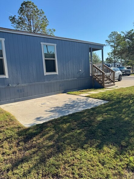 Side porch area - 10810 Hufsmith Rd