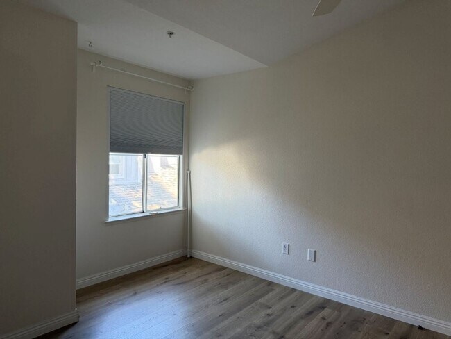 Building Photo - 315 N Cottonwood St