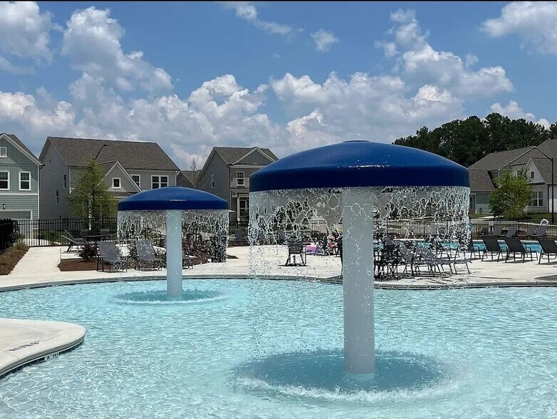 Building Photo - 913 Colton Dr