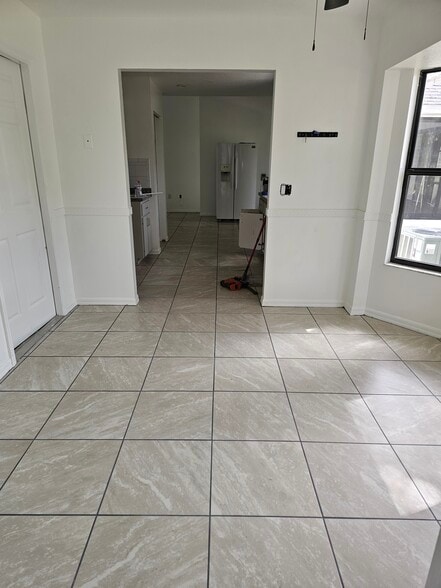 Building Photo - 3370 NE 42nd Pl