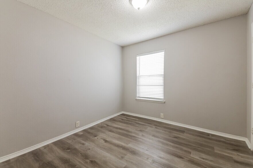 Building Photo - 1009 Springcreek Dr