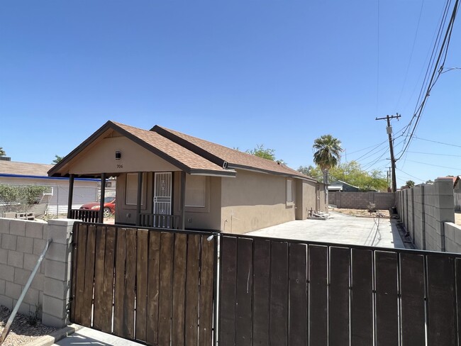 Building Photo - 706 N Arbor Ave