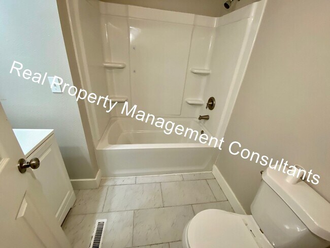 Building Photo - Updated 3-Bedroom Warrensburg Home with Modern Features and Outdoor Oasis!
