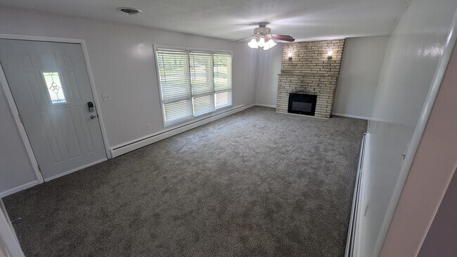 Building Photo - 2221 Millwood Dr