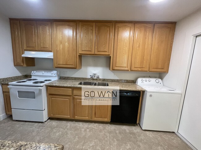 Building Photo - 4 Bed/ 2 Bath - House With Backyard!