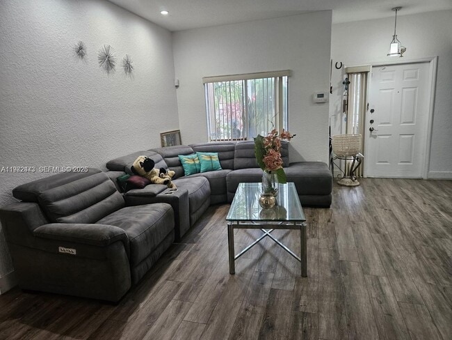 Building Photo - 718 SE 12th Ter