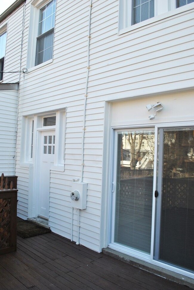 Building Photo - Georgetown near GT Medstar Hospital, Chic Rowhouse 5br/3Ba w/Yard, Deck, Parking